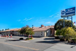a sign for a best western motel on a street at Best Western Socorro Hotel & Suites in Socorro