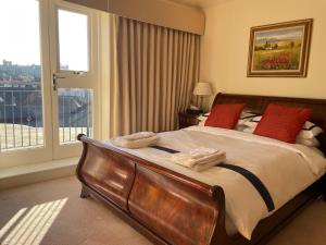 Ένα ή περισσότερα κρεβάτια σε δωμάτιο στο Top Floor En-suite Double Bedrooms With Great View Of Windsor Castle & Free Parking