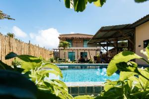 フェルナンド・デ・ノローニャにあるPOUSADA AMAR NORONHAの家の前のプール