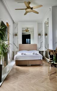 a bedroom with a bed and a ceiling fan at GDAŃSK NADMOTŁAWIE Apartments - SAUNA, GYM & FREE PARKING in Gdańsk