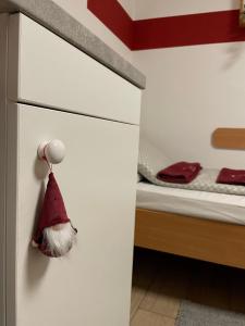 Voodi või voodid majutusasutuse 'MONAS' mini apartments toas