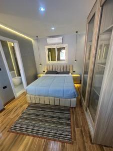 ハルガダにあるMashrabiya one bed room apartmentのベッドルーム1室(ベッド1台、ラグ付) +37枚の写真