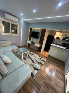 ハルガダにあるMashrabiya one bed room apartmentのソファとテーブルのあるリビングルーム