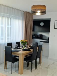 Η κουζίνα ή μικρή κουζίνα στο M&M Apartament Pine Tree House Zielona 3A