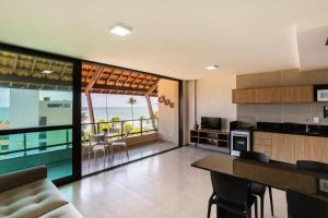eine Küche und ein Wohnzimmer mit Meerblick in der Unterkunft Capri Residence in Porto De Galinhas