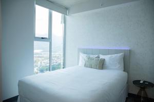 Una cama o camas en una habitación de Blue Nun at 29, City Views and Wonderland Vibes!