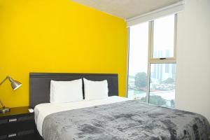 Una cama o camas en una habitación de Indigo at 11, City Views and Wonderland Vibes!