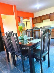 una sala da pranzo con tavolo e sedie di 4minutos al centro PARA 12, personas 10 en cama y 2en sofa En Promoción a Tequila Altre 20 foto