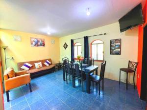 un soggiorno con un divano e un tavolo di 4minutos al centro PARA 12, personas 10 en cama y 2en sofa En Promoción a Tequila