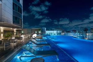Bazén v ubytování Embassy Suites by Hilton Santo Domingo nebo v jeho okolí