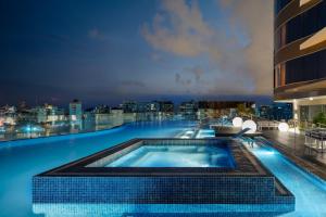 Bazén v ubytování Embassy Suites by Hilton Santo Domingo nebo v jeho okolí