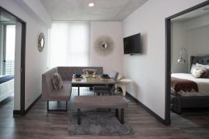 a living room with a table and a bed at Secrt Sabana 2BR · Bright & Comfortable · Pool & Gym · Parking · Apt 2610 in San José
