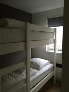 un par de literas en una habitación con ventana en Appartement Anker, en Hollum 22 fotos más