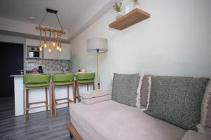 a living room with a couch and a kitchen at Secrt Sabana 1BR · High Floor · Workspace + WiFi · Parking · Apt 2006 in Hatillo