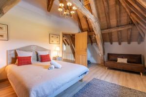 Ένα ή περισσότερα κρεβάτια σε δωμάτιο στο Villa avec piscine en forêt, 2H Paris, +39 φωτογραφίες