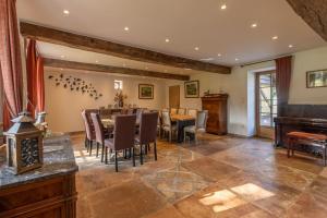 Χώρος καθιστικού στο Villa avec piscine en forêt, 2H Paris,