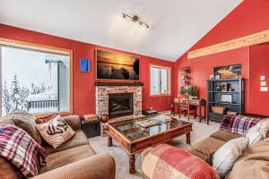 Χώρος καθιστικού στο Fresh Tracks Retreat - Ski In Out Mtn View & Private Hot Tub