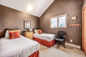 Ένα ή περισσότερα κρεβάτια σε δωμάτιο στο Fresh Tracks Retreat - Ski In Out Mtn View & Private Hot Tub