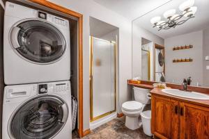 Ένα μπάνιο στο Fresh Tracks Retreat - Ski In Out Mtn View & Private Hot Tub +79 φωτογραφίες