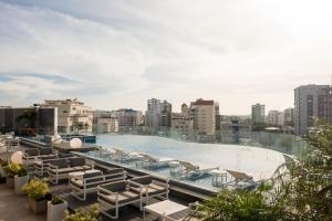 Bazén v ubytování Embassy Suites by Hilton Santo Domingo nebo v jeho okolí