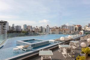 Bazén v ubytování Embassy Suites by Hilton Santo Domingo nebo v jeho okolí