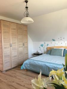 En eller flere senge i et værelse på Ezo Apartmanház Balatonberény