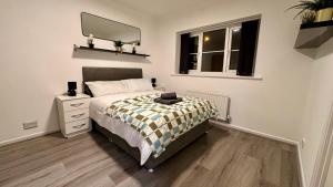 ein Schlafzimmer mit einem Bett mit Spiegel und Fenster in der Unterkunft 2-Bed House by Knighthead Park w- FREE Parking & FREE MATCHDAY DROP-OFF in Birmingham