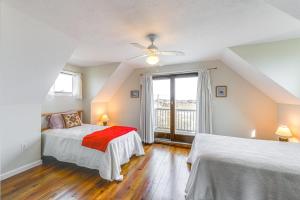 Katil atau katil-katil dalam bilik di Marshfield Home with 4 Decks and Private Beach Access!