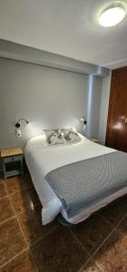 Rúm í herbergi á Apartaments Bonet