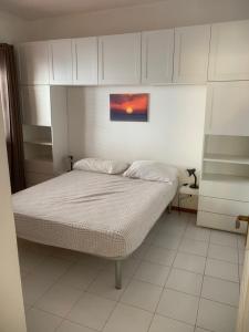 ミラッツォにあるCasa Mare Milazzo - Lenzuola e Asciugamani non inclusi nel prezzoの壁に絵が飾られたベッドのある寝室