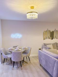 Posezení v ubytování Lux Stays - Luxury Apartment with Jacuzzi in Leeds City Centre