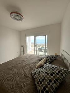 Un dormitorio con una cama con vista al mar. en Ático Mirador del Atlántico, en Chayofa 36 fotos más