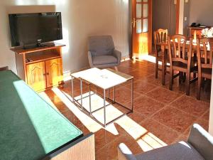 Sjónvarps- og/eða afþreyingartæki á Apartaments Bonet