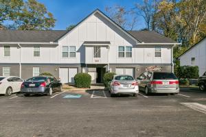 una casa blanca con coches aparcados en un estacionamiento en Barcelo At East Cobb O20 1 Bed 1 Bath Furnished, en Marietta