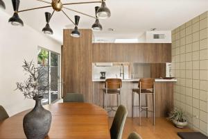 cocina y comedor con jarrón sobre una mesa en Hugh Kaptur Hideaway Villa, en Palm Desert