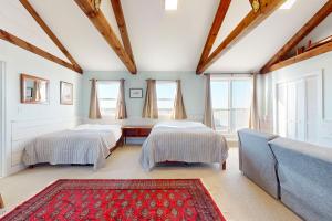 a bedroom with two beds and a couch at Fisherman in Newburyport