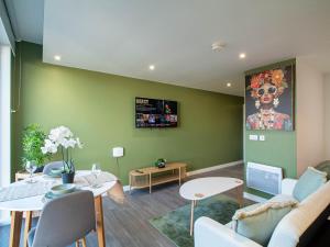 Μια τηλεόραση ή/και κέντρο ψυχαγωγίας στο Lovely studio apartment Sheffield