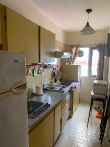 Kuchyň nebo kuchyňský kout v ubytování Departamento de 2 Ambientes a 5 cuadras del Mar