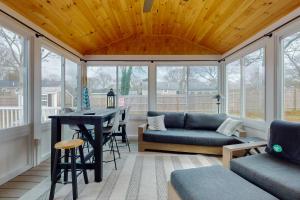 Ruang duduk di Family Friendly Abode