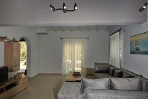 Χώρος καθιστικού στο Aigaio Villa Between the Aegean Blue and Olive Grove