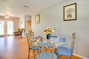 Ruang duduk di Waterfront Home at Lake Fork with Boardwalk