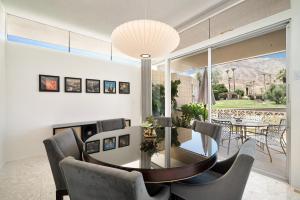 Χώρος καθιστικού στο Sandpiper Empress Private Spa & Garage
