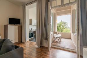 a living room with a couch and a view of a kitchen at großartige Wohnung im Loft-Stil in bester Leipziger Lage in Leipzig