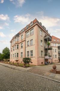 a large brick building on a city street at großartige Wohnung im Loft-Stil in bester Leipziger Lage in Leipzig