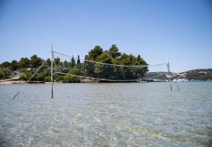 ein Volleyballnetz mitten im Wasser in der Unterkunft Apartment Mira in Supetarska Draga