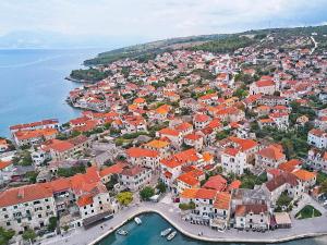 een luchtzicht op een stad met oranje daken bij Apartments Paco in Postira