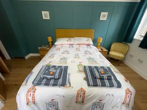 un letto con due cuscini sopra in una camera da letto di Godden Green B & B Guesthouse a Newchurch