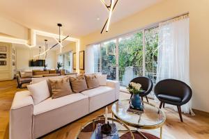 Ruang duduk di Newton Chic Condo Stylish and Cozy