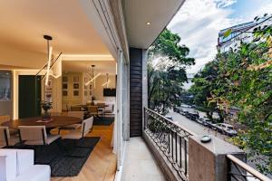 Balkoni atau teres di Newton Chic Condo Stylish and Cozy