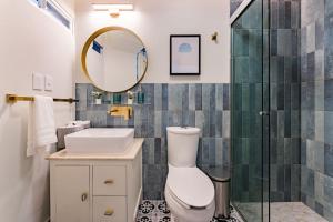 Bilik mandi di Newton Chic Condo Stylish and Cozy +36 gambar
